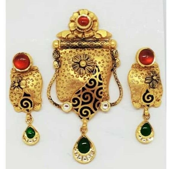 22 KT Gold Antique Pedant Set