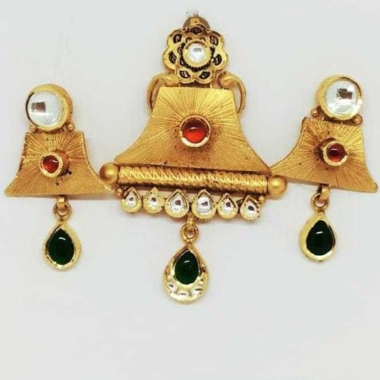 22 KT Gold Antique Pendant Set