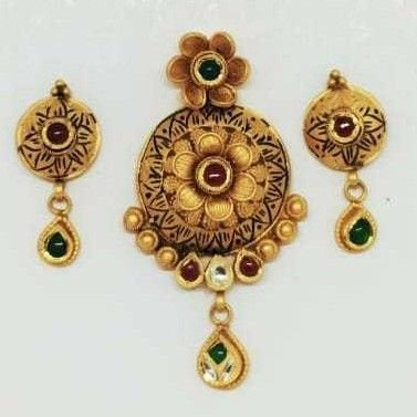 22 KT Gold Antique Pedant Set