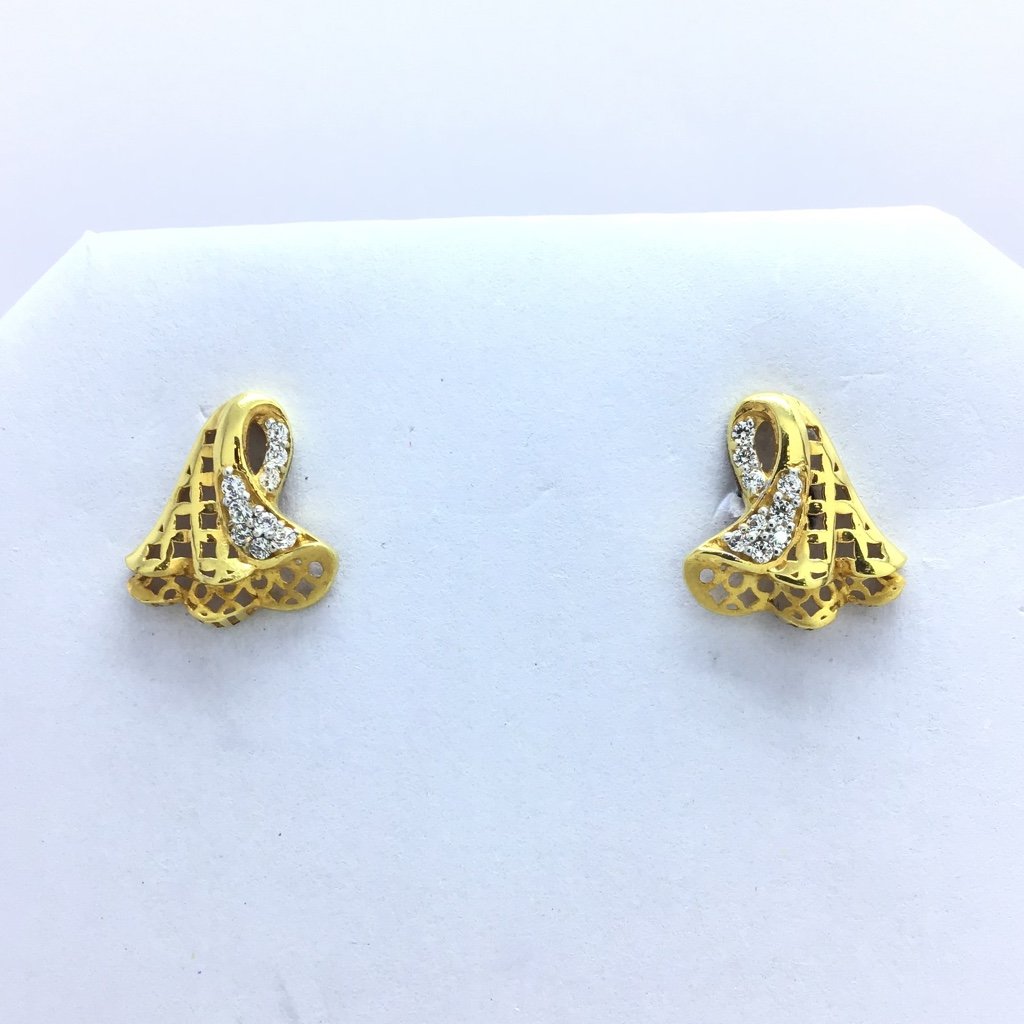 designing fancy gold earrings